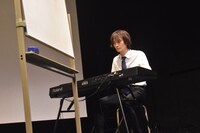 ザ・ギース高佐「不自由律」の様子。