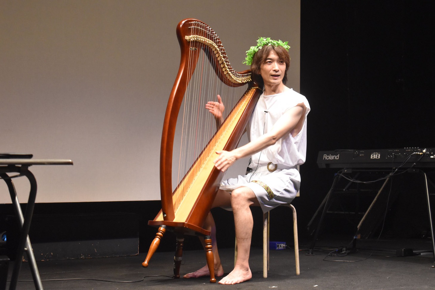 ハープを奏でるアポロン高佐。