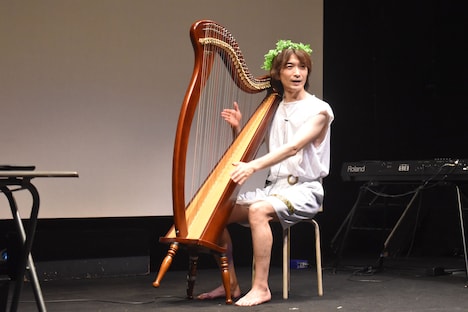 ハープを奏でるアポロン高佐。