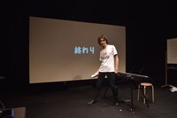 「不自由律」の生配信を終えたザ・ギース高佐。