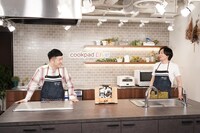 囲み取材の様子。