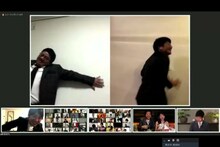 ネタを披露するミキ。