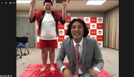 ネタを披露するカバと爆ノ介。