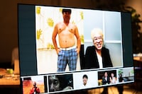 ネタを披露するプラス・マイナス。