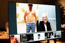 ネタを披露するプラス・マイナス。