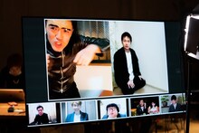 ネタを披露するアイロンヘッド。