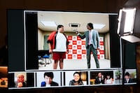 ネタを披露するカバと爆ノ介。