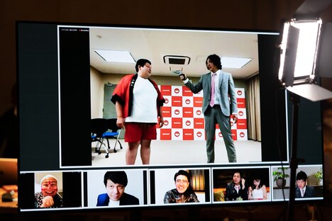 ネタを披露するカバと爆ノ介。