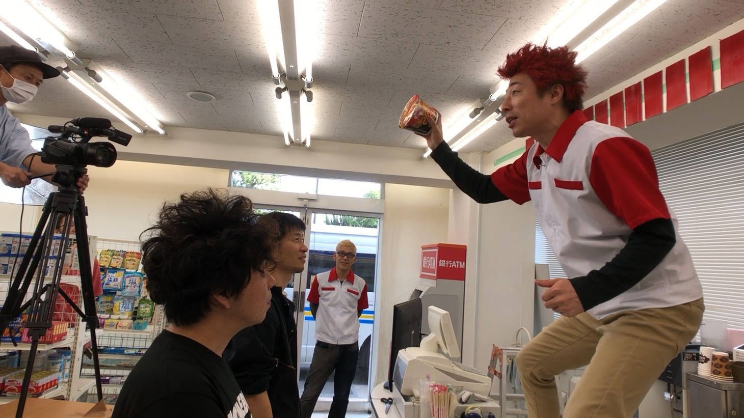「ブタキムラーメン」CMセルフカバー撮影に臨むロンドンブーツ1号2号。