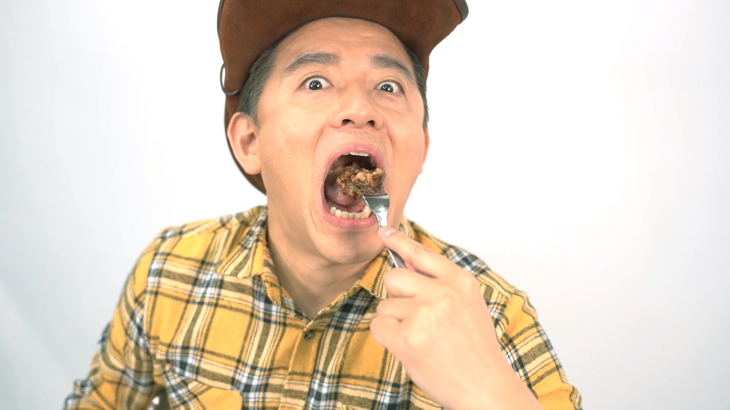 ハンバーグ師匠「ハンバーグ」のミュージックビデオより。
