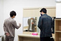 ネタ合わせするさや香。