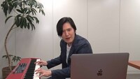 芸人たちのネタを音楽的に解説する清塚信也。(c)MBS