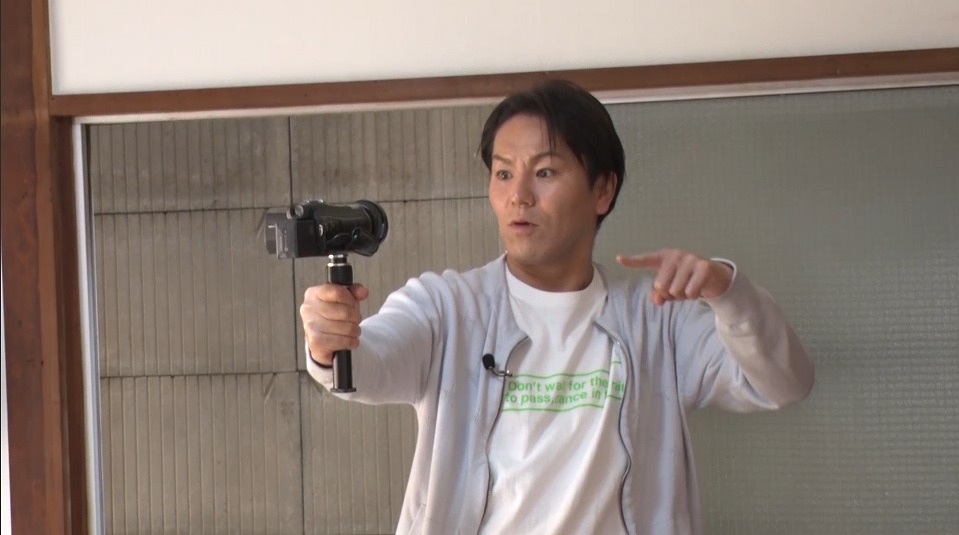 「それって!?実際どうなの課」で“ワケあり物件”を訪れる狩野英孝。(c)中京テレビ