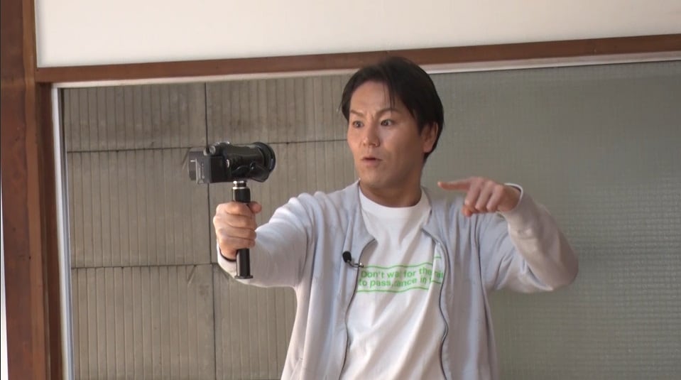 「それって!?実際どうなの課」で“ワケあり物件”を訪れる狩野英孝。(c)中京テレビ