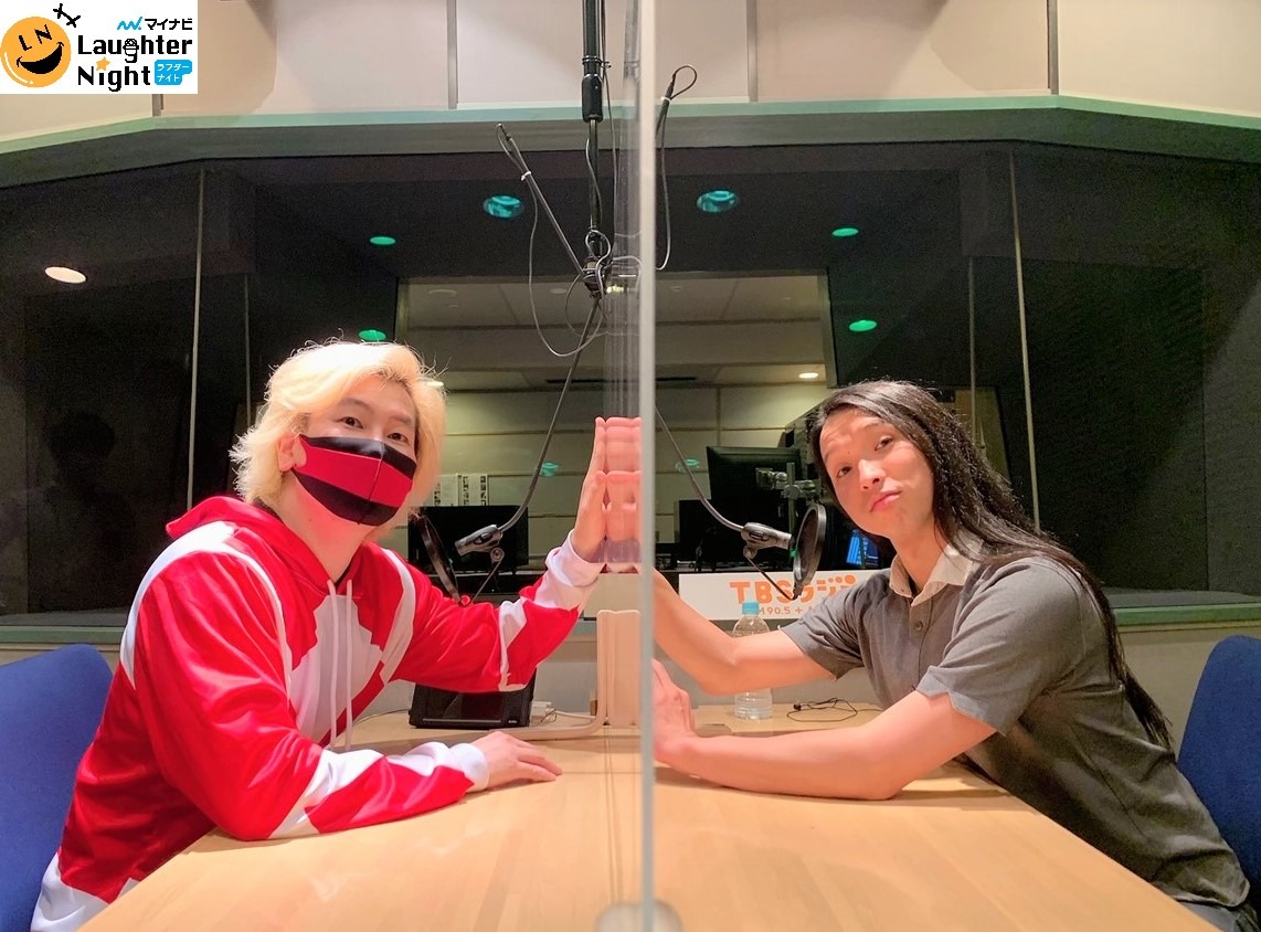 「マイナビ Laughter Night」で対談する（左から）メイプル超合金カズレーザー、トム・ブラウン布川。(c)TBSラジオ