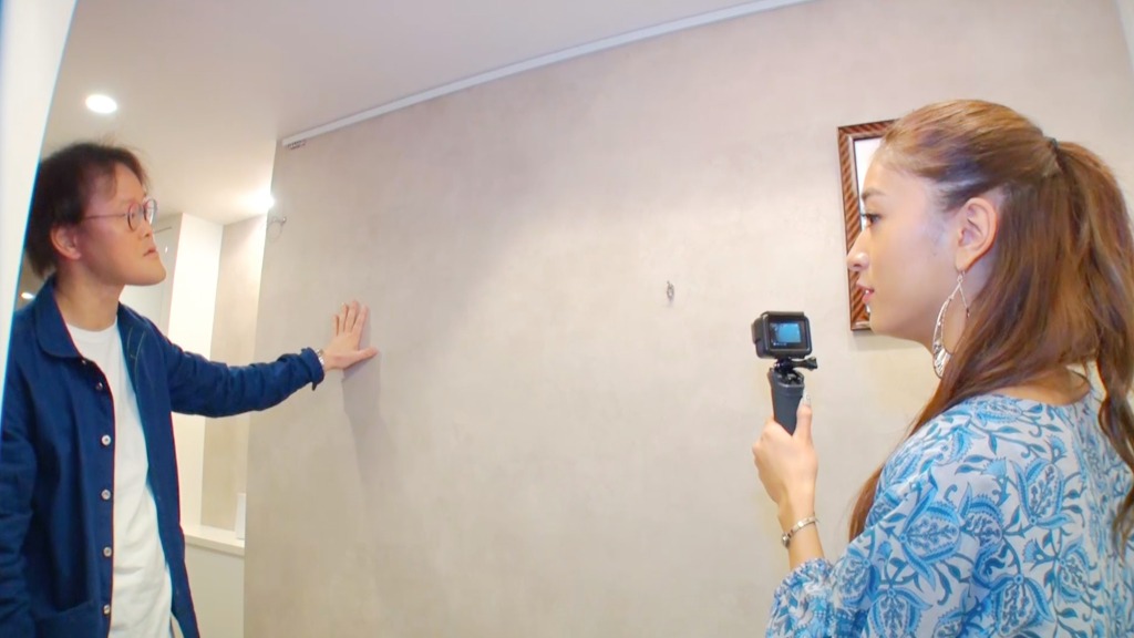 アインシュタイン稲田（左）と、その新居をリポートする池田美優（右）。(c)TBS