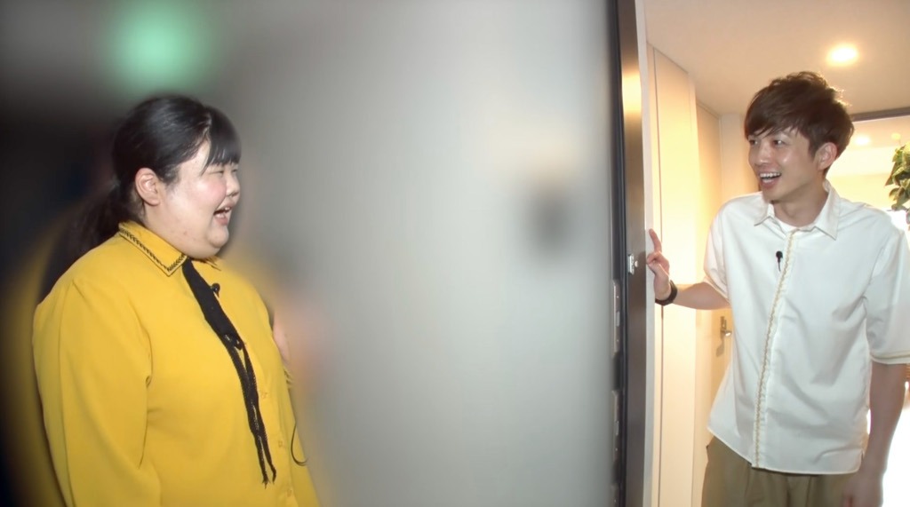 アインシュタイン河井（右）と、その新居をリポートする、ぼる塾あんり（左）。(c)TBS