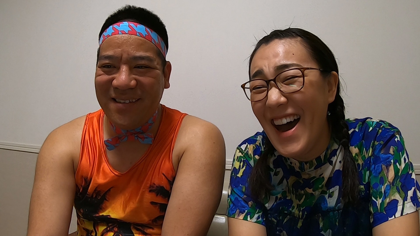 「新婚さんいらっしゃい！～芸能人おうちで丸裸スペシャル～」にリモート出演する、チェリー吉武（左）、たんぽぽ白鳥（右）の夫妻。(c)ABCテレビ