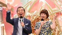 「新婚さんいらっしゃい！」司会の桂文枝（左）と山瀬まみ（右）。(c)ABCテレビ