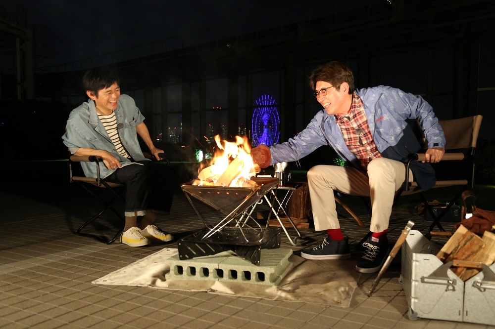 「石橋、薪を焚べる」に出演する（左から）博多華丸、石橋貴明。(c)フジテレビ
