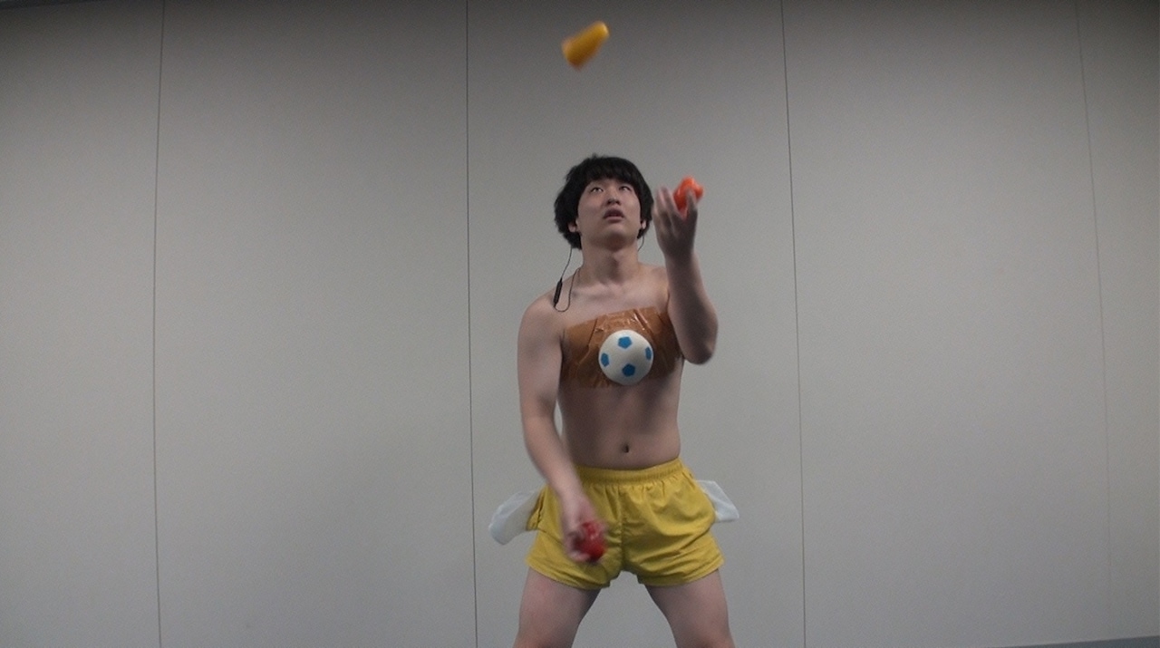 キャツミがパプリカを使ったジャグリングに挑戦、鬼越トマホークはグラスハープ