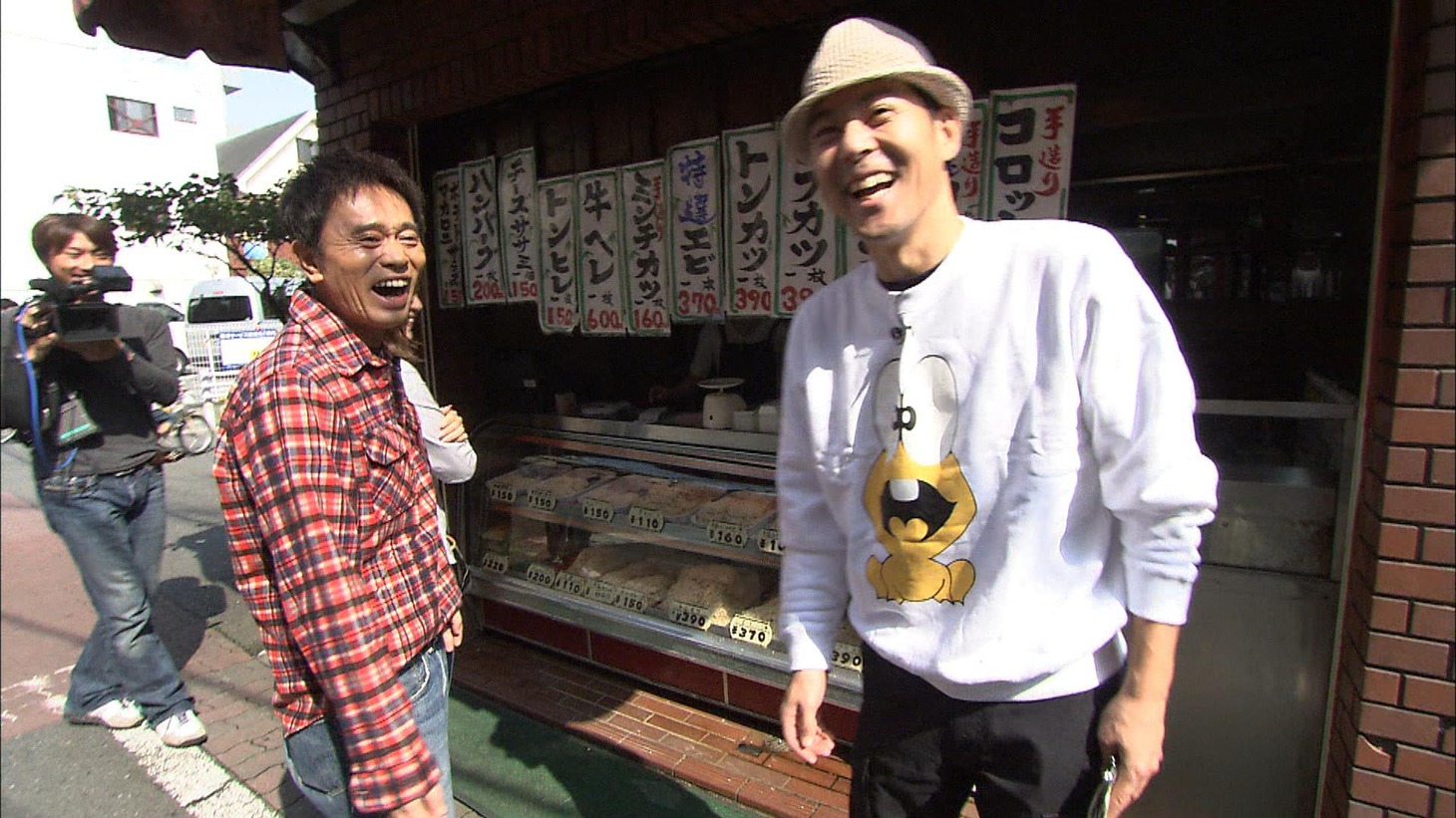 コロッケ店巡りをするダウンタウン浜田（左）と東野幸治（右）。(c)MBS