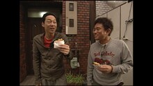 中村屋のコロッケをほおばる東野幸治（左）とダウンタウン浜田（右）。(c)MBS