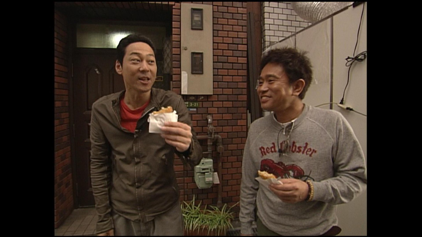 中村屋のコロッケをほおばる東野幸治（左）とダウンタウン浜田（右）。(c)MBS