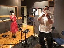 レコーディングに臨む奥森皐月（左）と街裏ぴんく（右）。