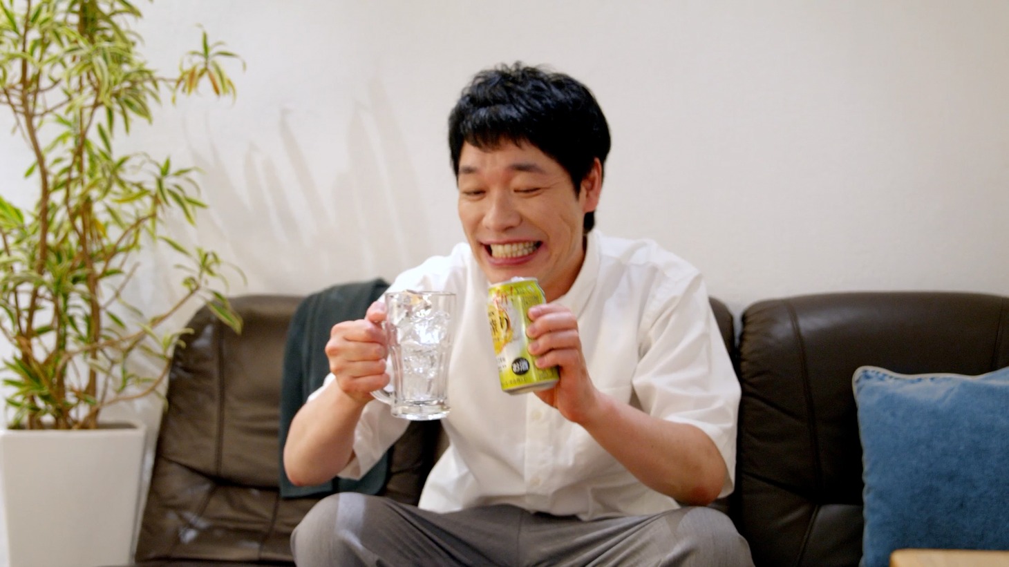 WebCM「本当においしいから選んでます 麒麟・川島明篇」より。
