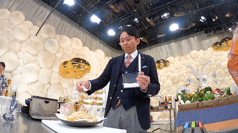 「マツコ＆有吉 かりそめ天国」のスタジオで料理に臨む有吉弘行。(c)テレビ朝日