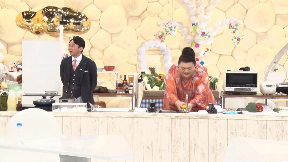（左から）有吉弘行、マツコ・デラックス。(c)テレビ朝日