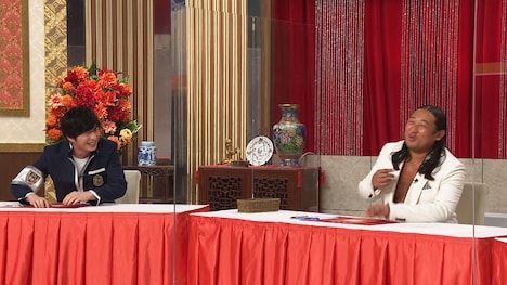 左から田中圭、ロバート秋山。(c)日本テレビ