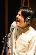 レコーディングに臨むラブレターズ溜口。