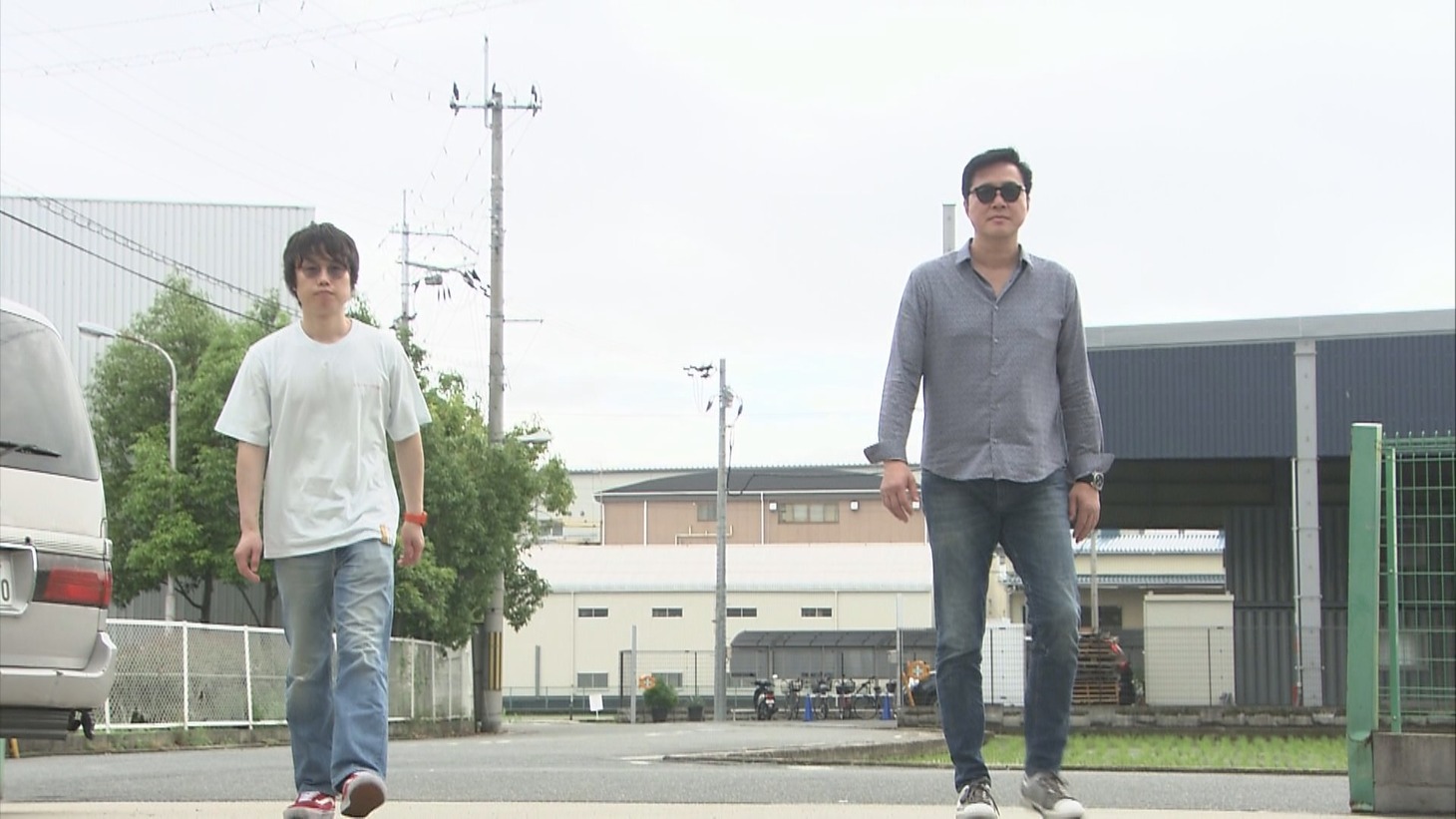 川合俊一（右）のロケに同行する見取り図リリー（左）。(c)読売テレビ