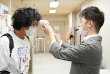 検温するトータルテンボス藤田。