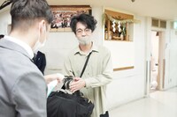 アルコール消毒するゆにばーす川瀬名人。