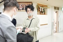 アルコール消毒するゆにばーす川瀬名人。