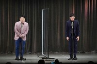 2020年6月、アクリル版を挟んで漫才を披露する和牛。