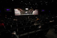 再開初日のルミネtheよしもとの様子。