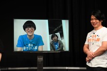 鏡を使ってうまく2人で同じ画面に収まるガーリィレコード。