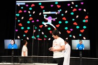 「頼むぜ！ボルダリング姉さん」のデモンストレーションを行うマヂカルラブリー野田。