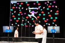 「頼むぜ！ボルダリング姉さん」のデモンストレーションを行うマヂカルラブリー野田。