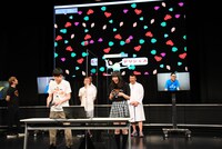 操作するキャラクターが画面から消えてしまう堀詩音（右）。