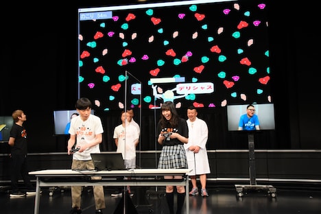 操作するキャラクターが画面から消えてしまう堀詩音(右)。