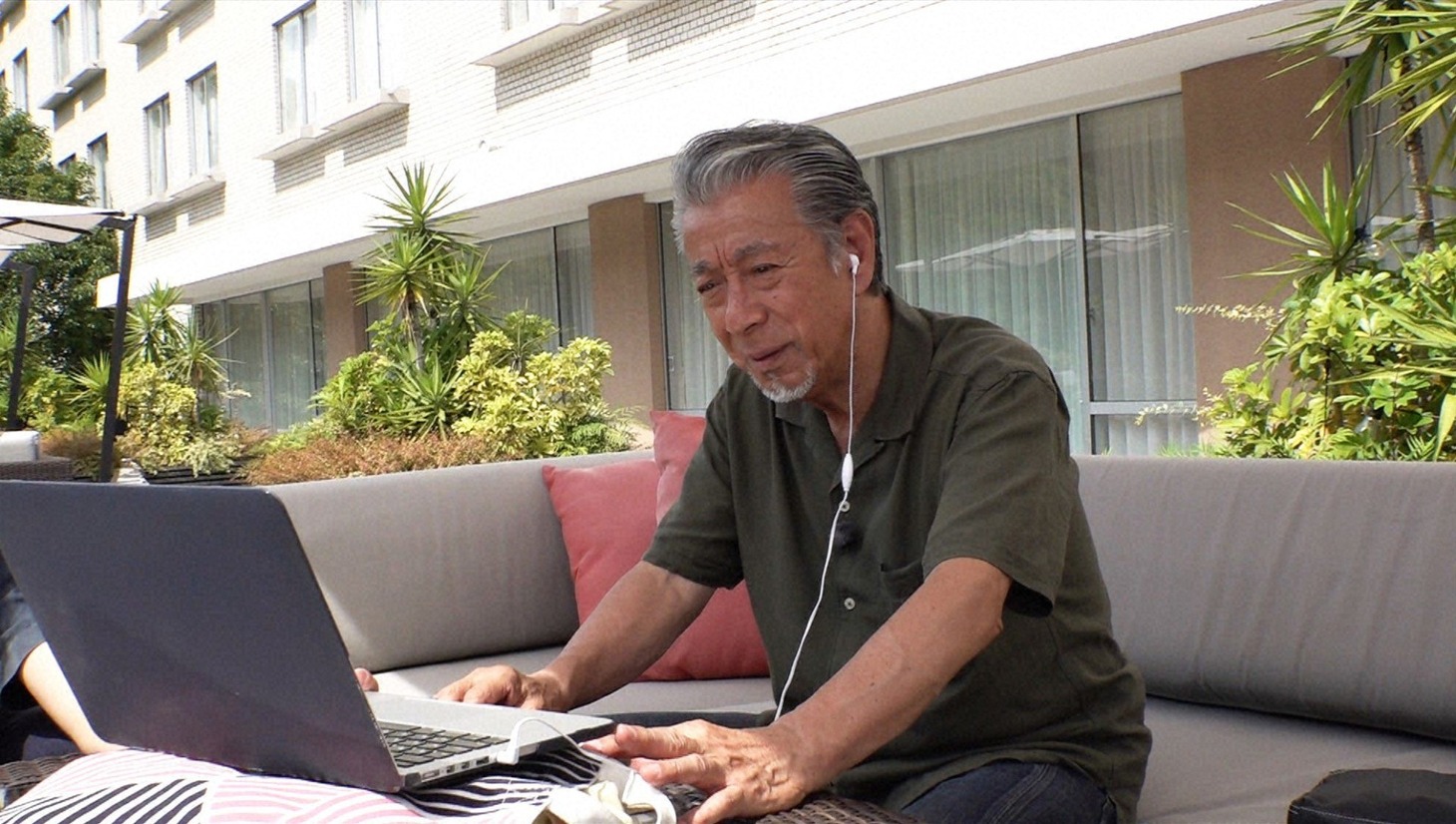 「じゅん散歩」の新テーマ曲「純風」を試聴する高田純次。(c)テレビ朝日