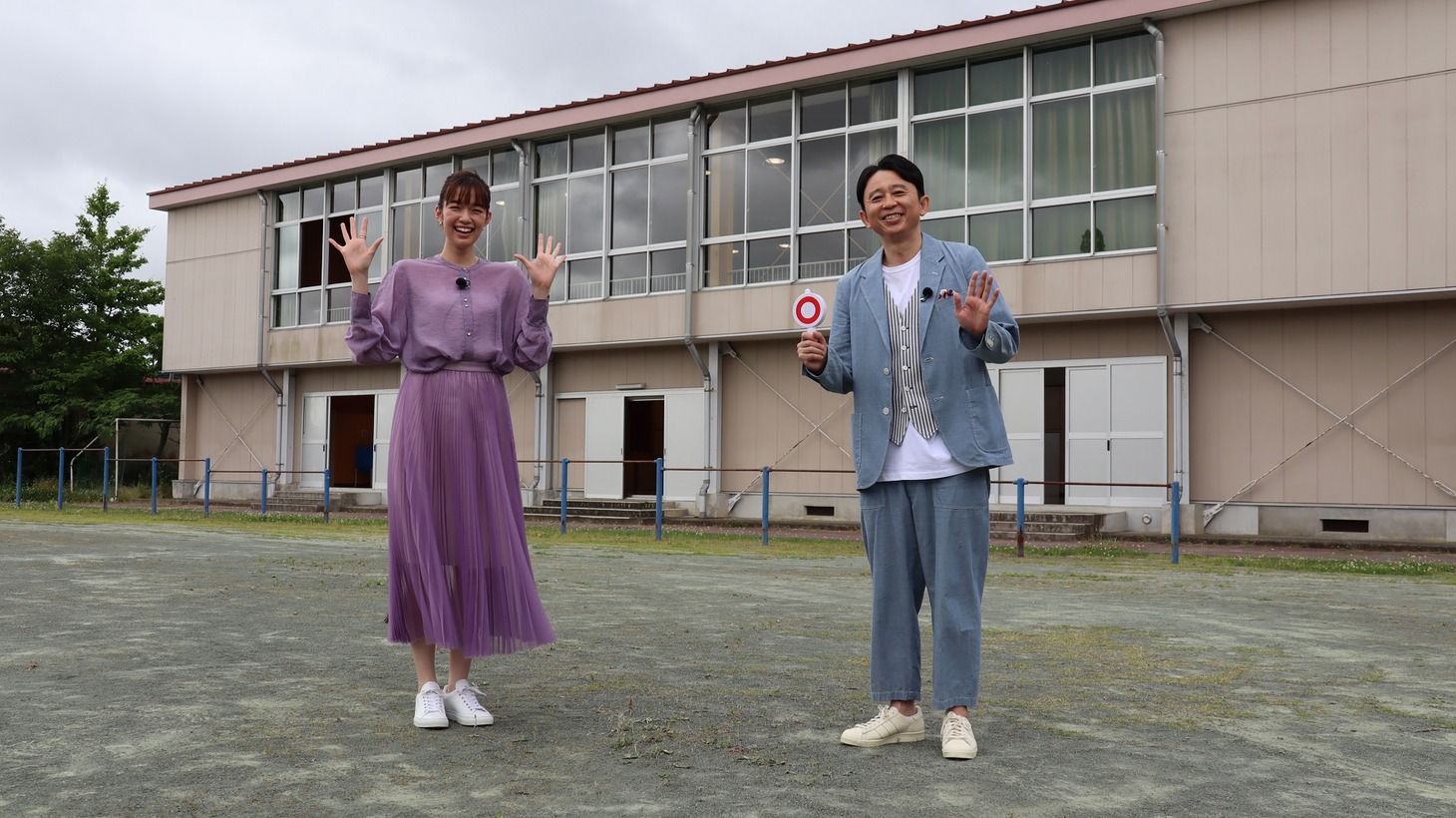 左から佐藤栞里、有吉弘行。(c)日本テレビ