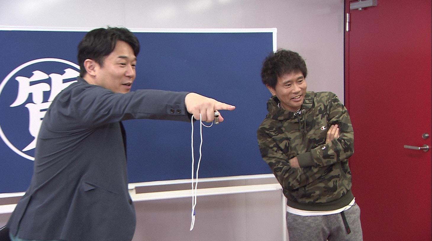 左からペナルティ・ヒデ、ダウンタウン浜田。(c)読売テレビ