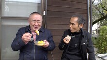 左から松村邦洋、片岡鶴太郎。
