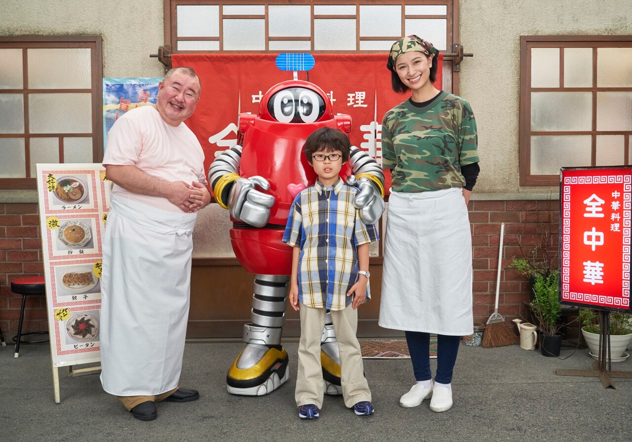 映画「がんばれいわ!!ロボコン ウララ～！恋する汁なしタンタンメン!!の巻」の出演者たち。